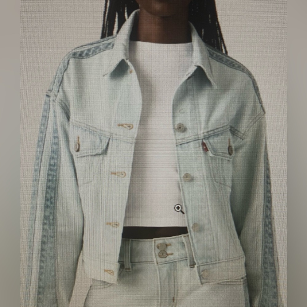 NWT Levi’s Light Wash Trucker Denim Jacket - XS